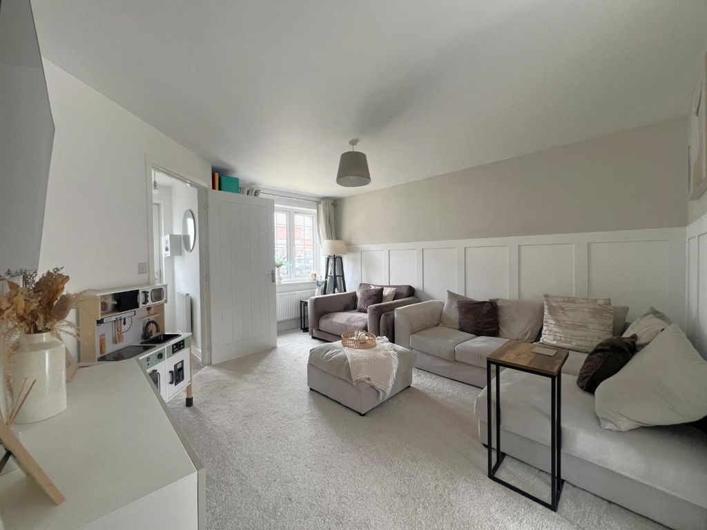 Property photo 3 of 13 Lounge