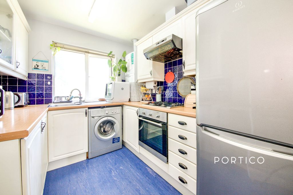Property photo 3 of 7 Kitchen