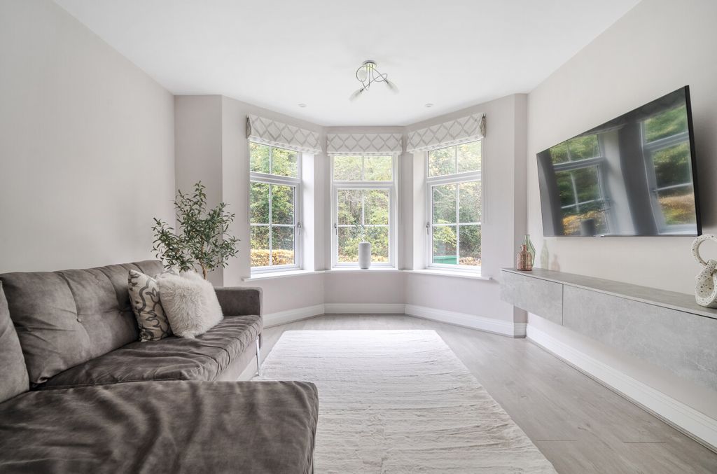 Property photo 2 of 27 1374897-8-690B587...