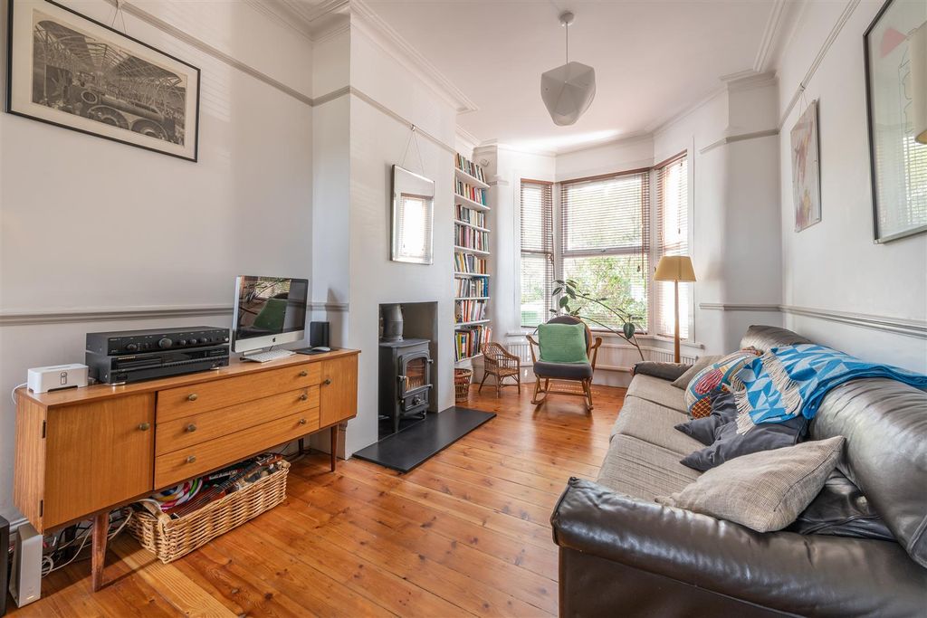 Property photo 2 of 31 Ridley Road, E7