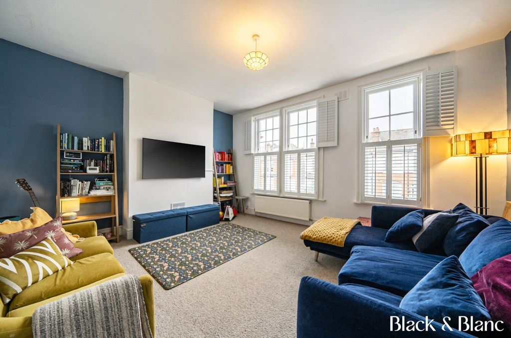 Property photo 3 of 24 Living Room