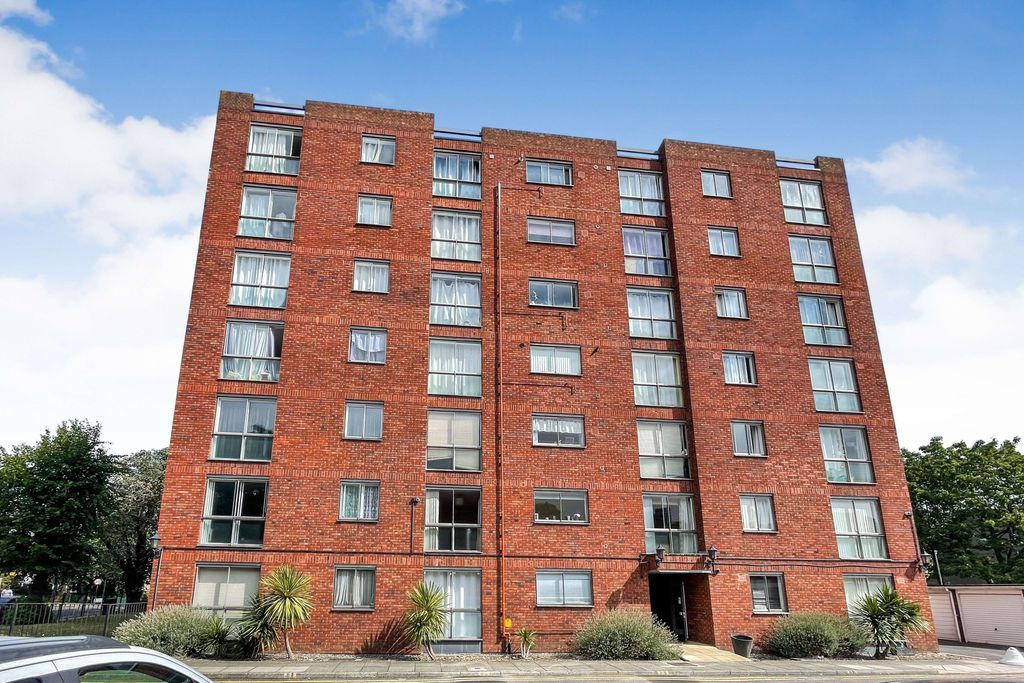 Property photo 1 of 11 Flat 31 Lloyd House, 20 Tavistock Road, Croydon, Surrey, Cr0 2An