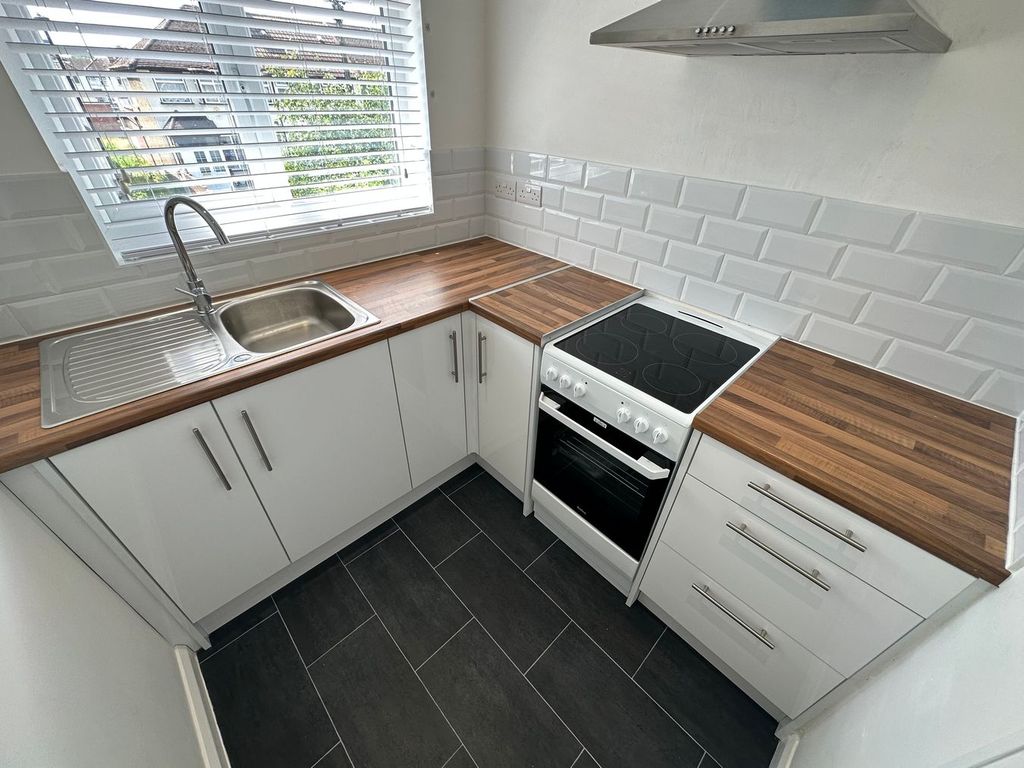 Property photo 3 of 6 Kitchen