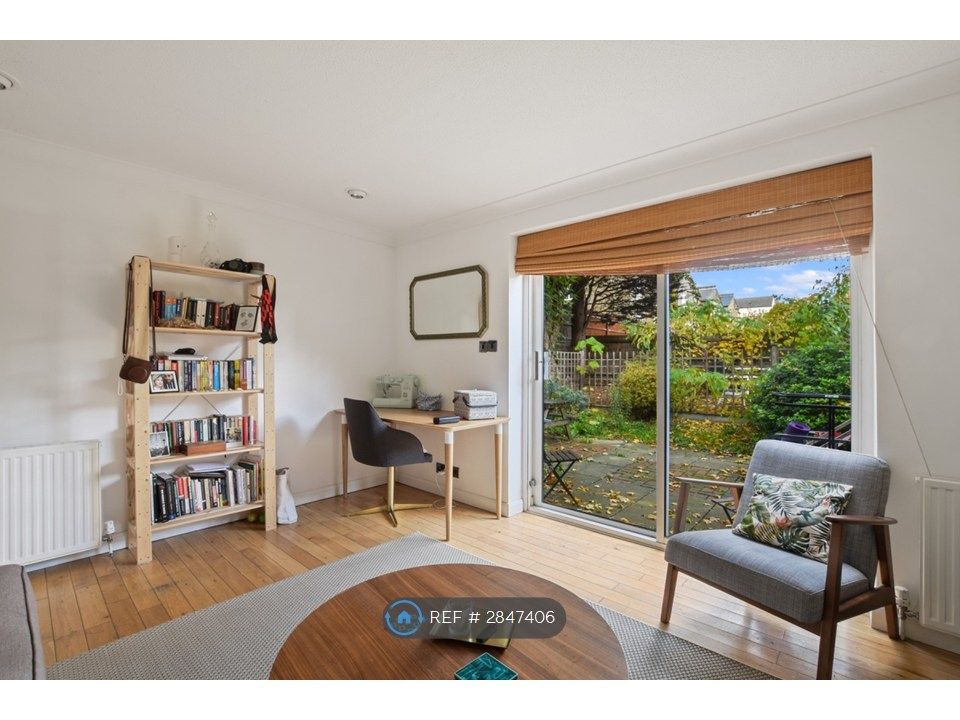 Property photo 2 of 11 Living Room