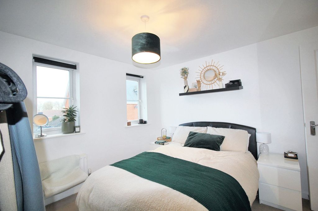 Property photo 3 of 10 Master Bedroom