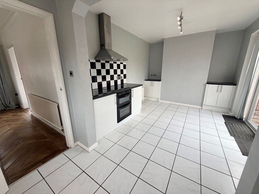 Property photo 3 of 14 Kitchen