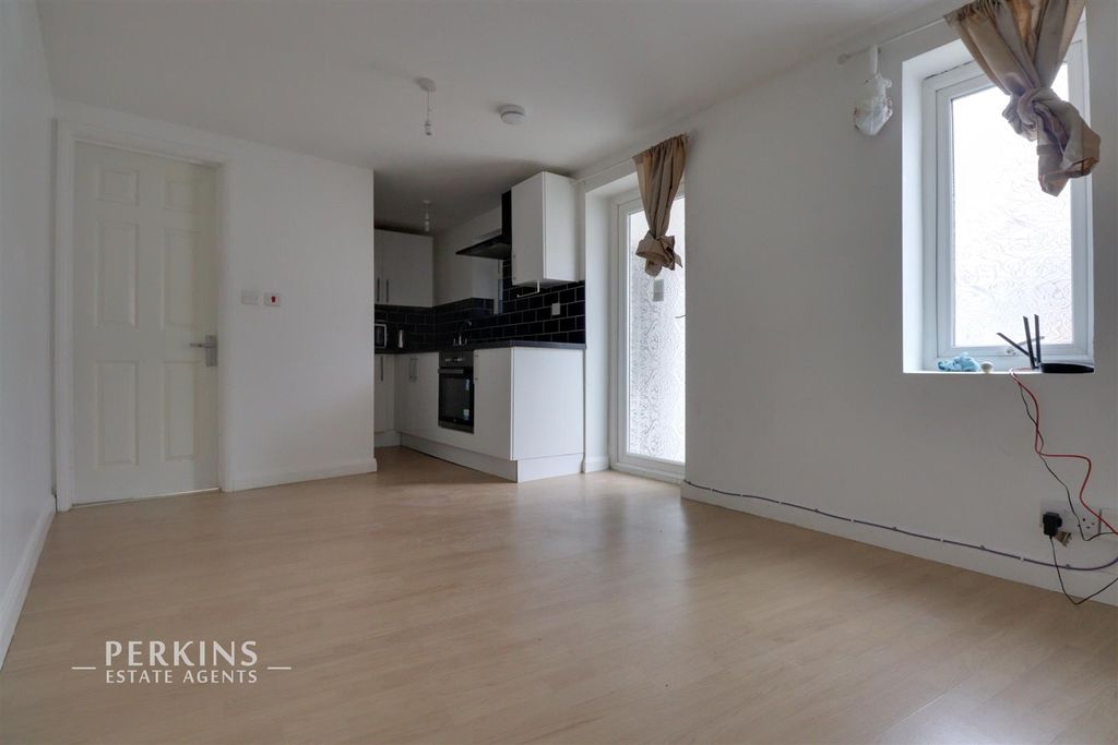 Property photo 1 of 4 Living.Jpg