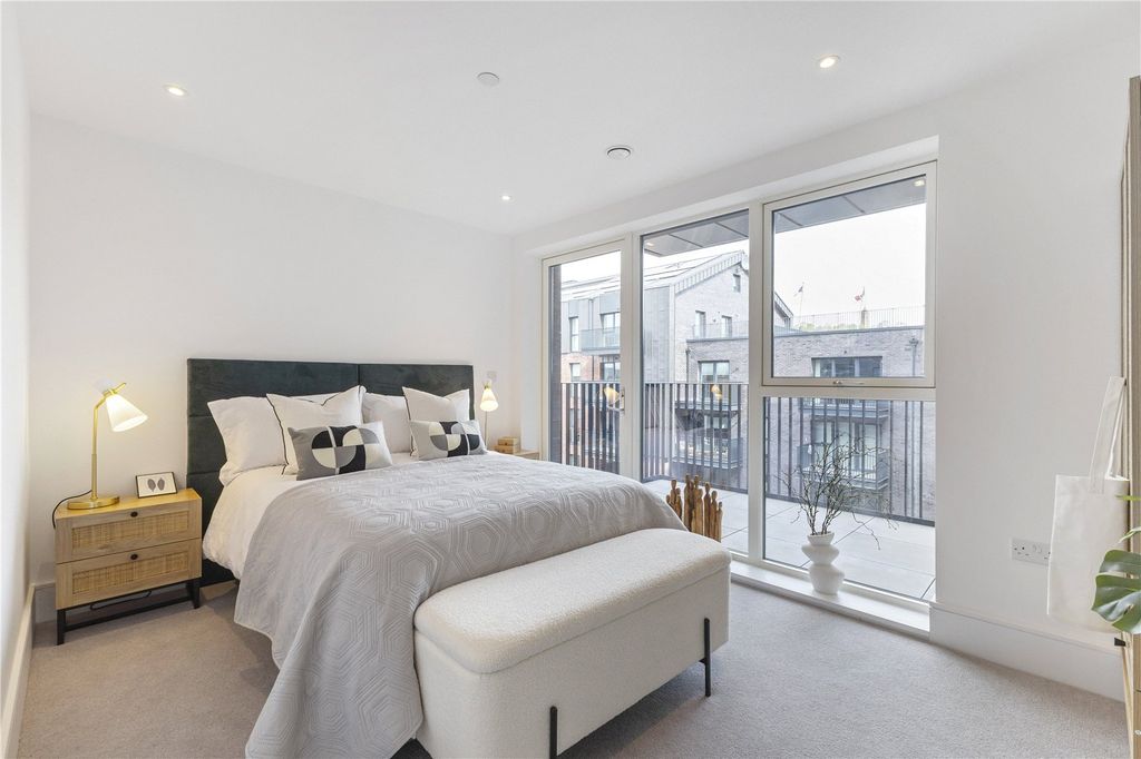 Property photo 3 of 6 Show Apartment