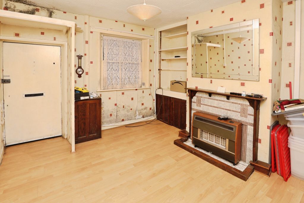 Property photo 3 of 15 Lounge