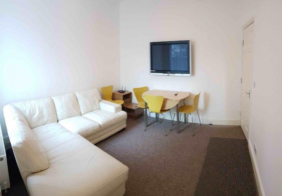 Property photo 3 of 6 Lounge