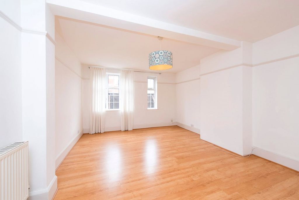Property photo 2 of 6 Flat A 37 Chapel Market 6