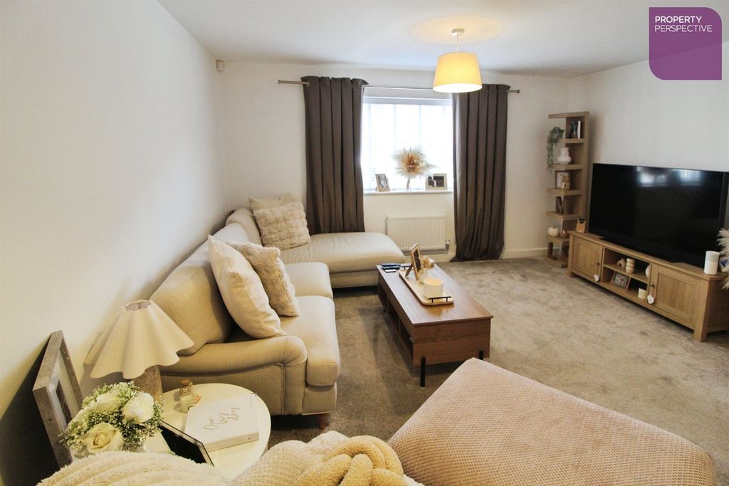 Property photo 2 of 12 Lounge