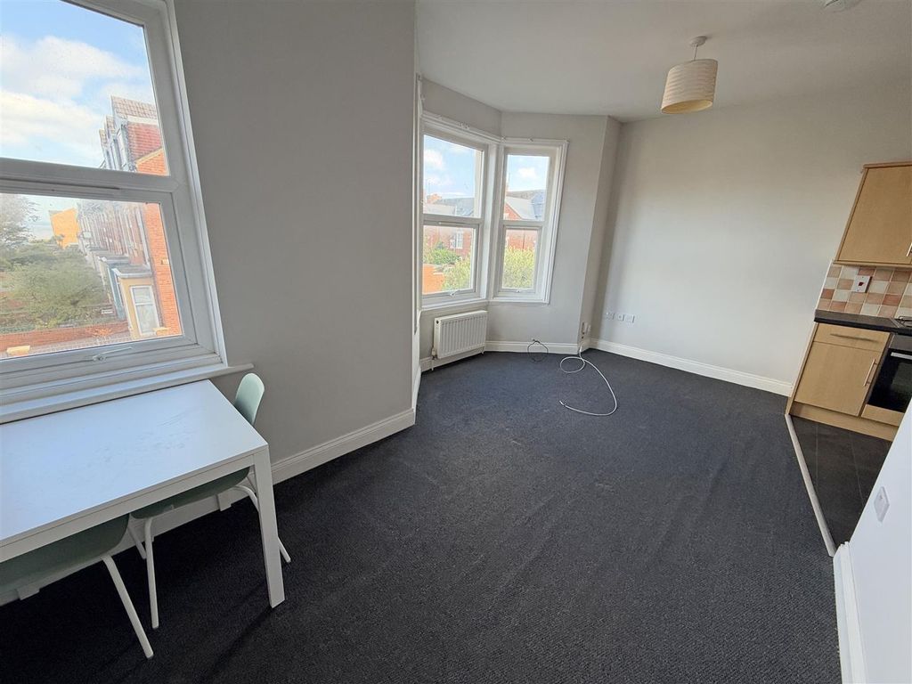 Property photo 2 of 8 Delaval Avenue Lounge.Jpg
