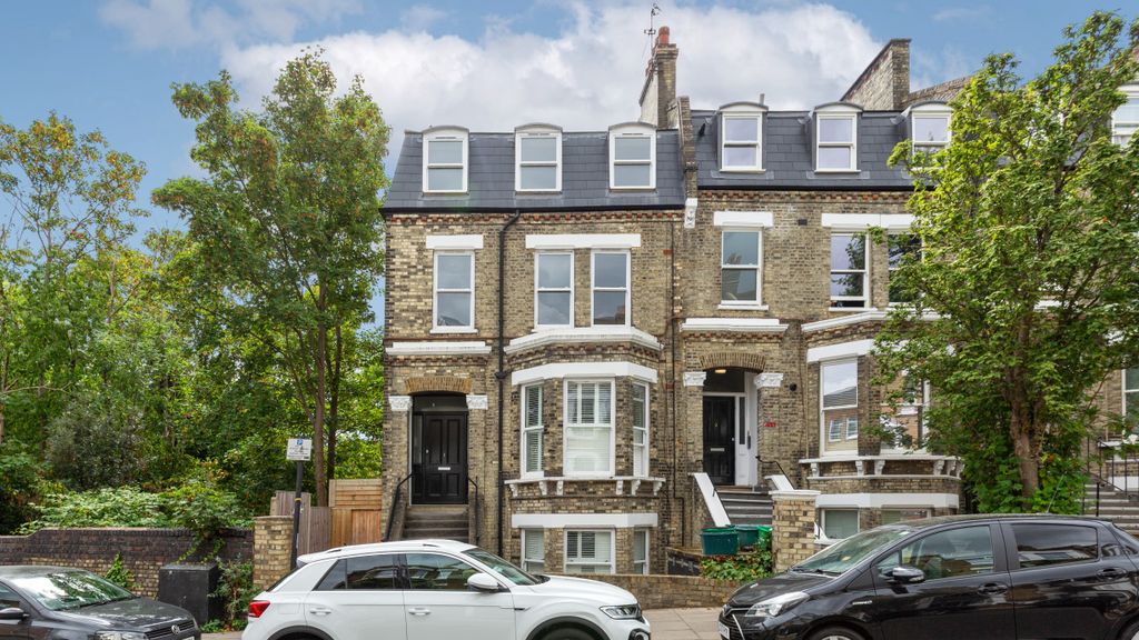 Property photo 1 of 11 Flat B, 1 Wyndham Crescent, Tufnell Park, London, N19 5Qj