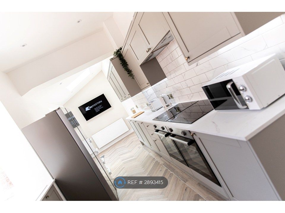 Property photo 3 of 9 Kitchen