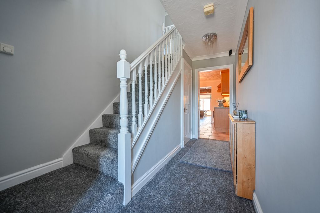 Property photo 3 of 25 Entrance Hallway