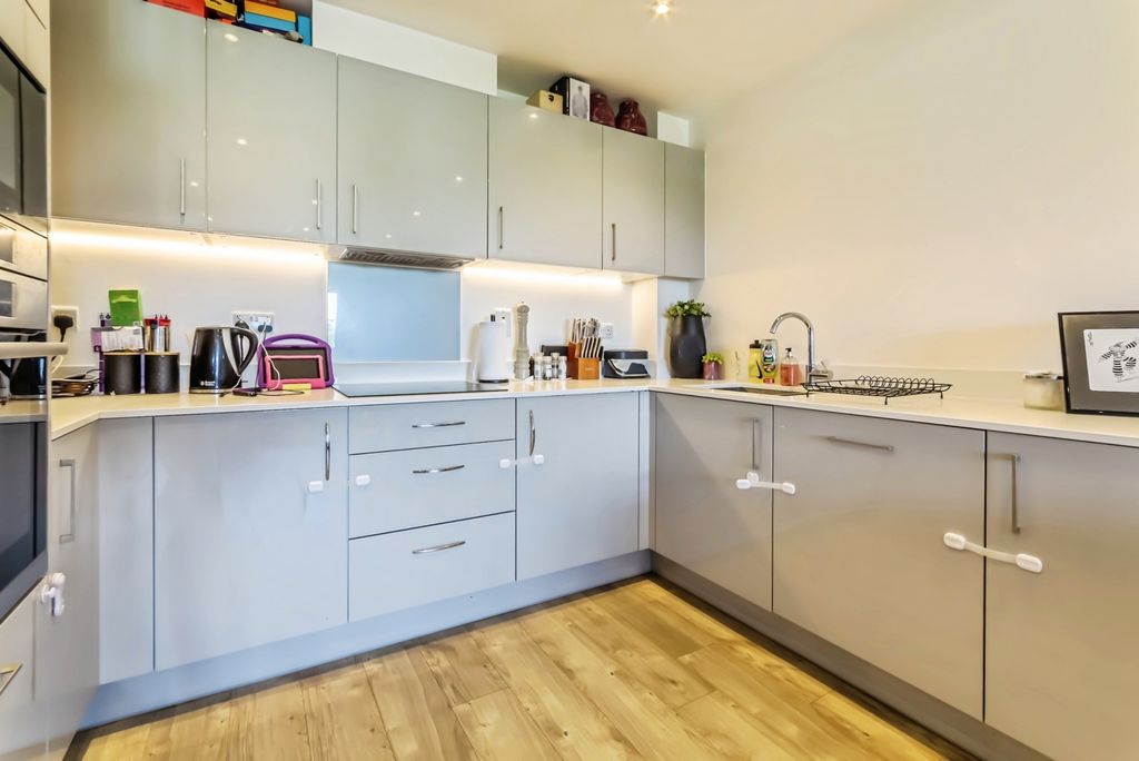 Property photo 3 of 17 Kitchen