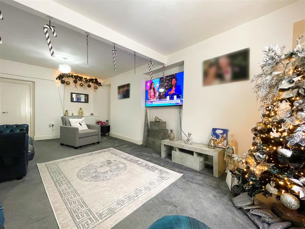 Property photo 2 of 21 1764778018_4_3c3Bf603-c542-48E9-9E13-Cea85A860320_