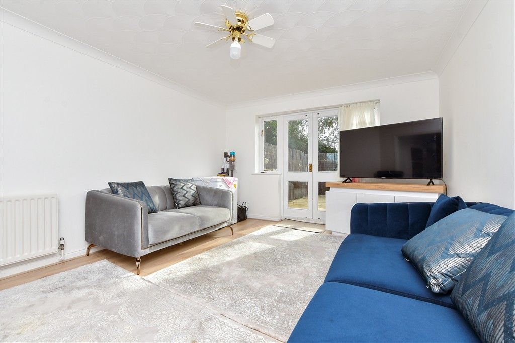 Property photo 3 of 8 Lounge