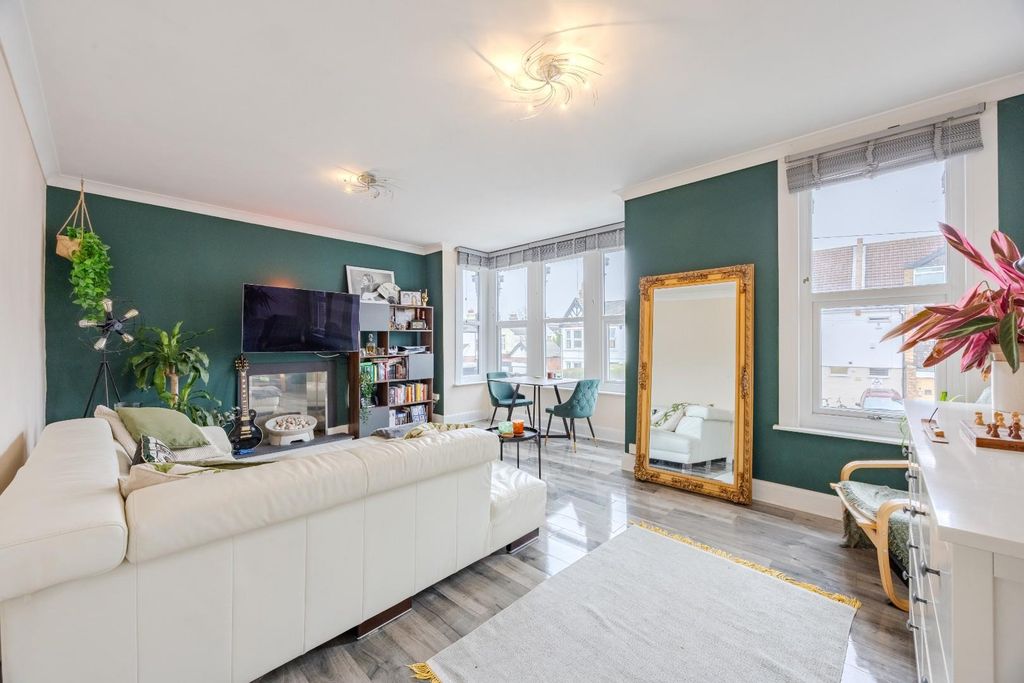 Property photo 2 of 24 Lounge