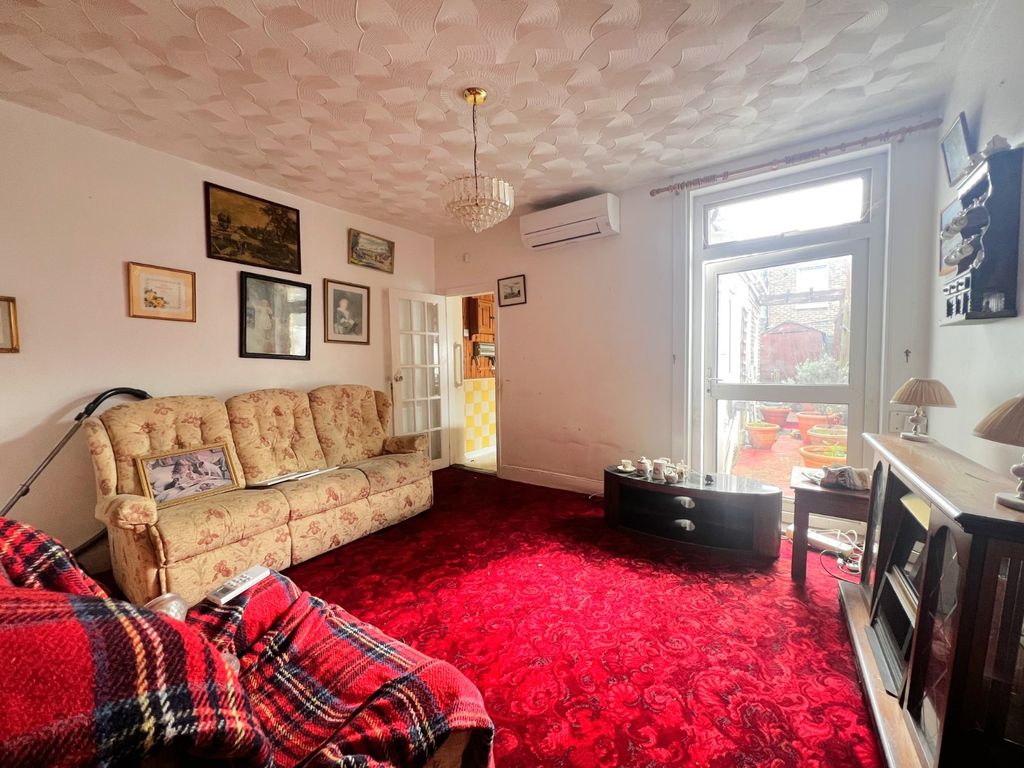 Property photo 3 of 8 Picture No. 02