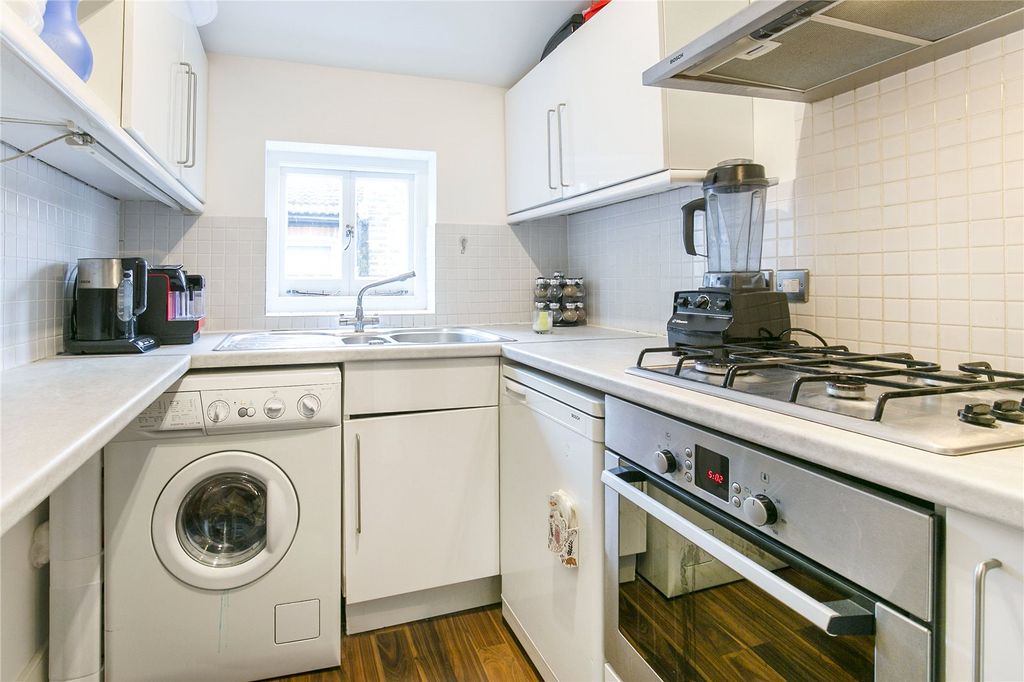 Property photo 3 of 8 Kitchen