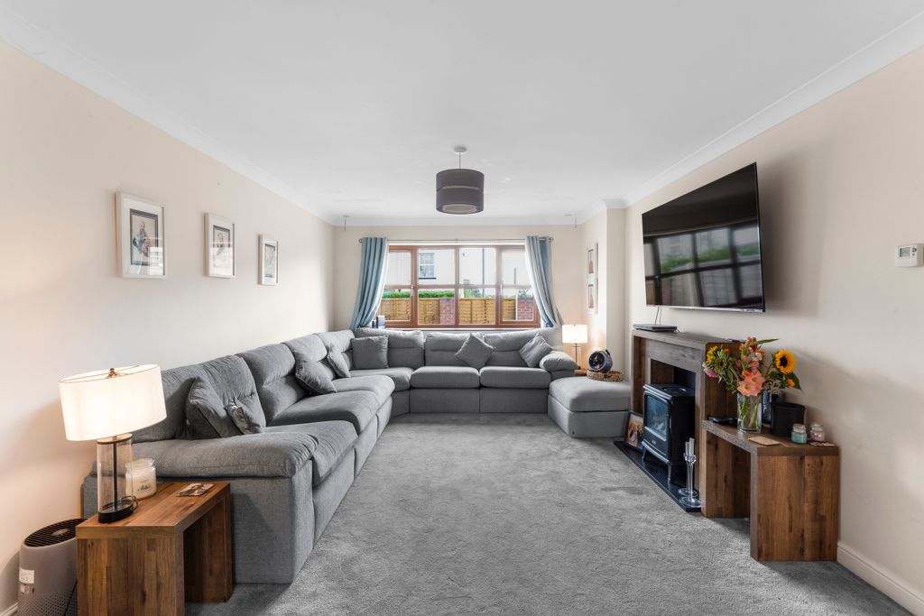 Property photo 3 of 16 Lounge