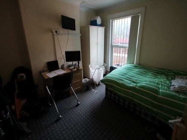 Property photo 1 of 12 A Cozy Bedroom Featuring A Double Bed With A Green...