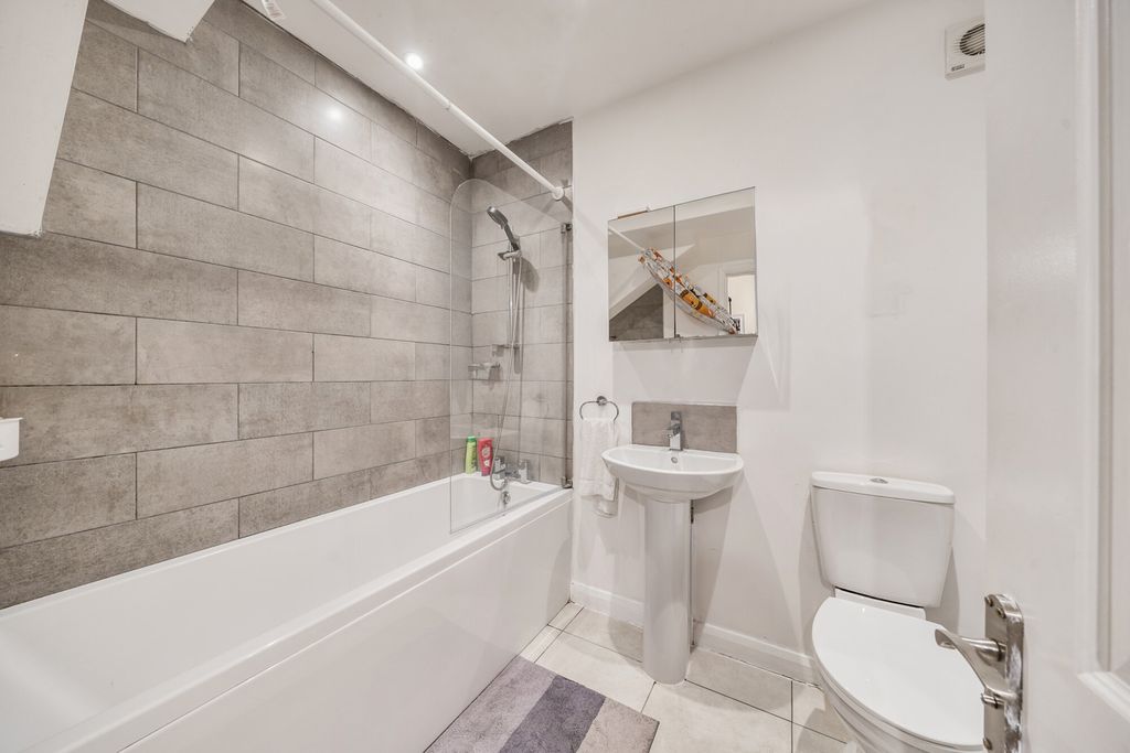 Property photo 2 of 15 1363998-17-68E64c...