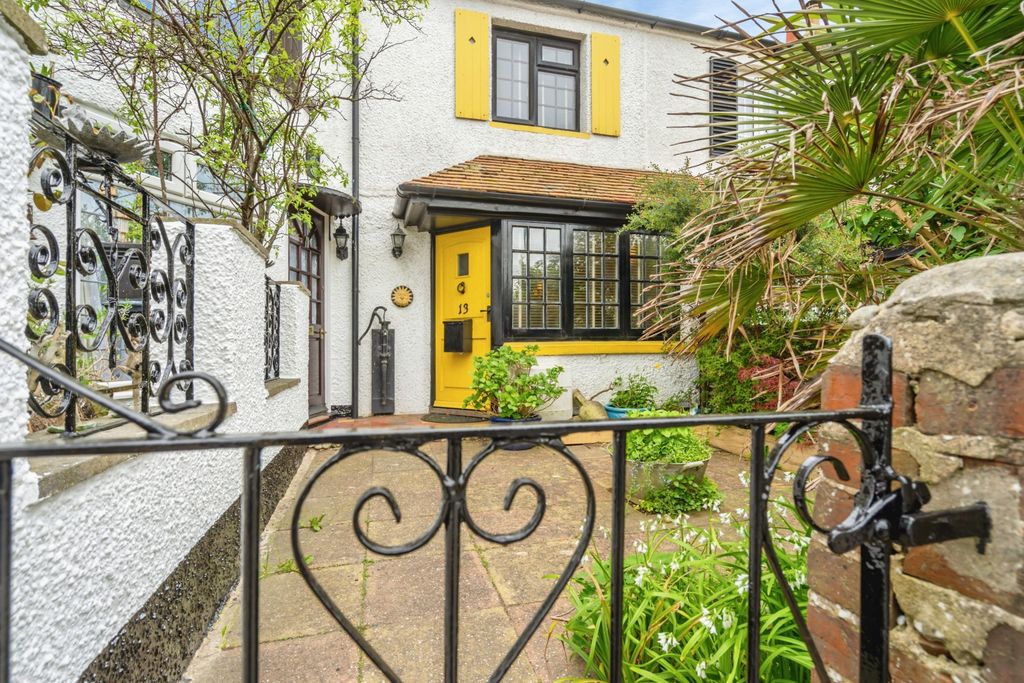 Property photo 2 of 20 Front Garden