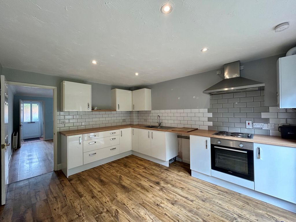 Property photo 2 of 10 Kitchen