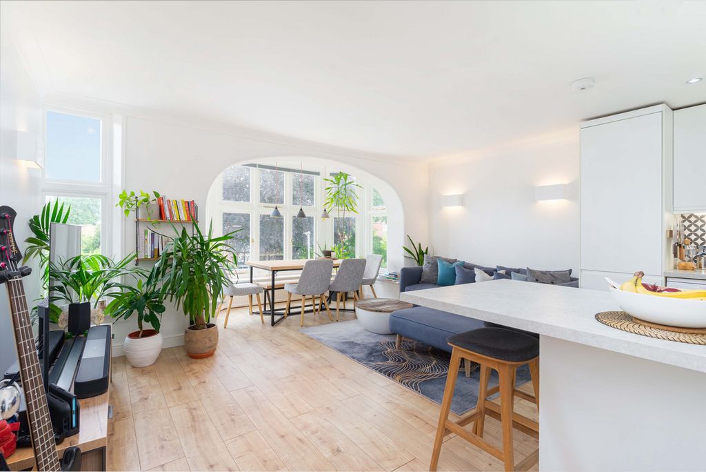 Property photo 3 of 11