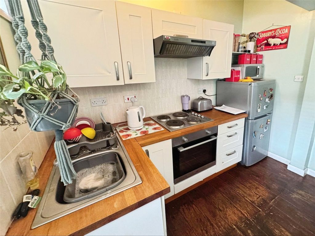 Property photo 2 of 9 Kitchen