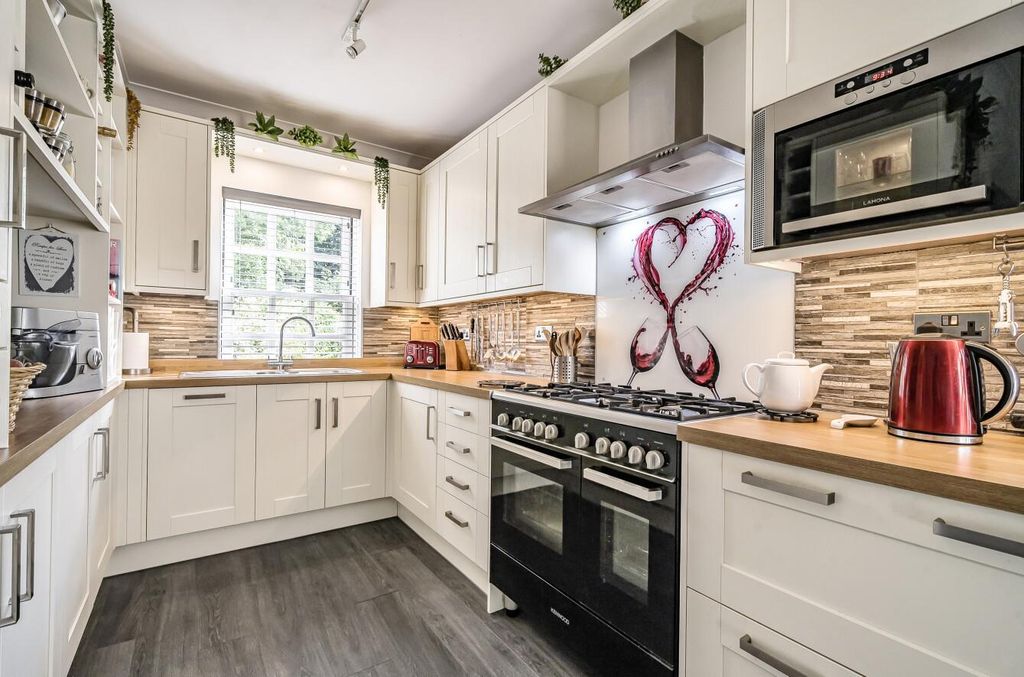 Property photo 3 of 25 Kitchen