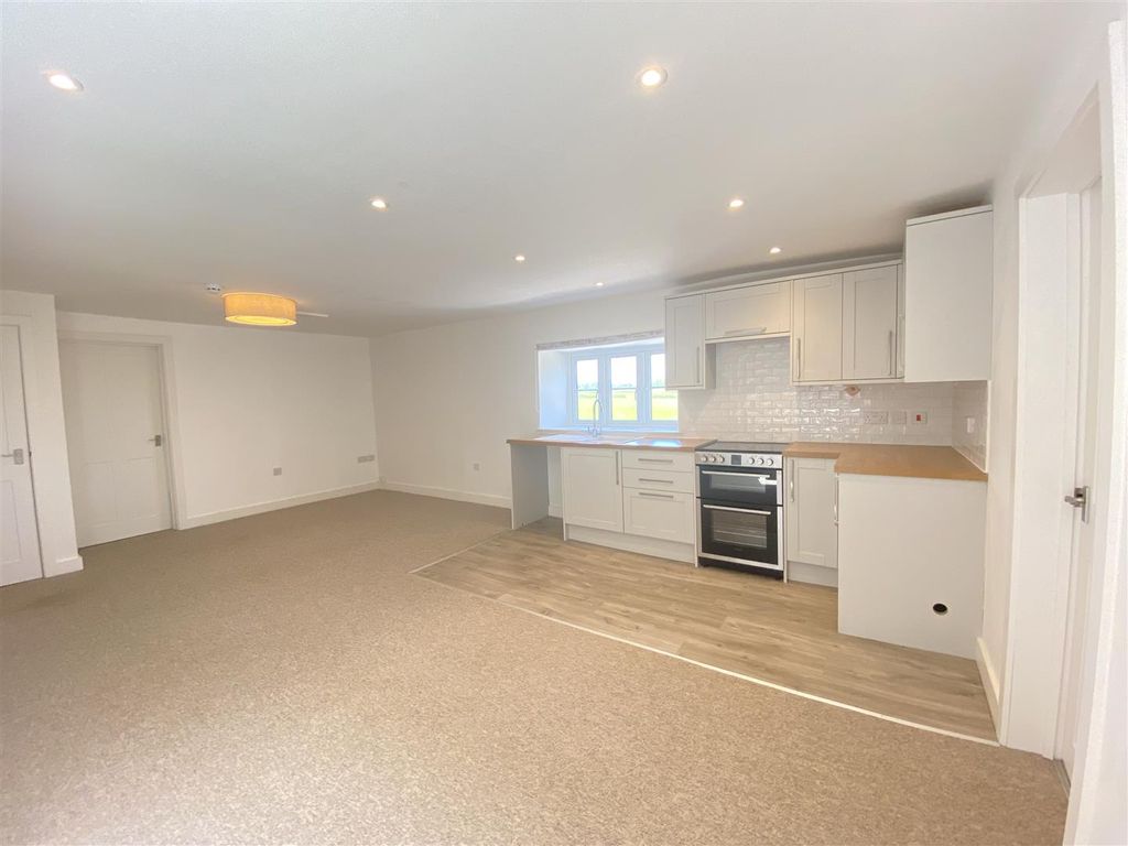 Property photo 2 of 8 Lounge &amp; Kitchen