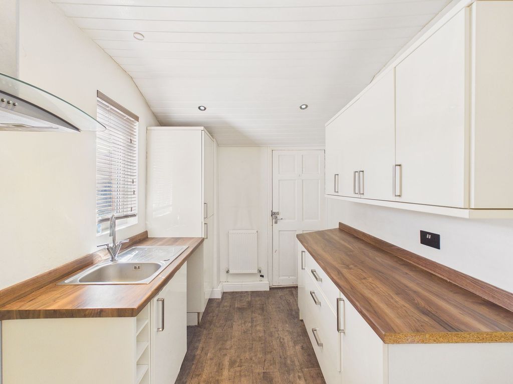 Property photo 3 of 7 Kitchen