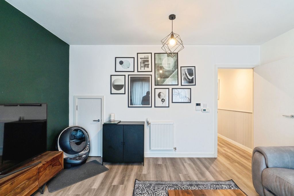 Property photo 2 of 21 Lounge