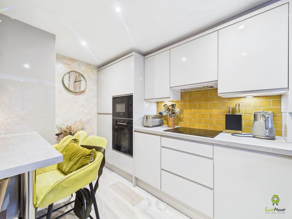 Property photo 2 of 15 Cam03779G0-Pr0318-Still006