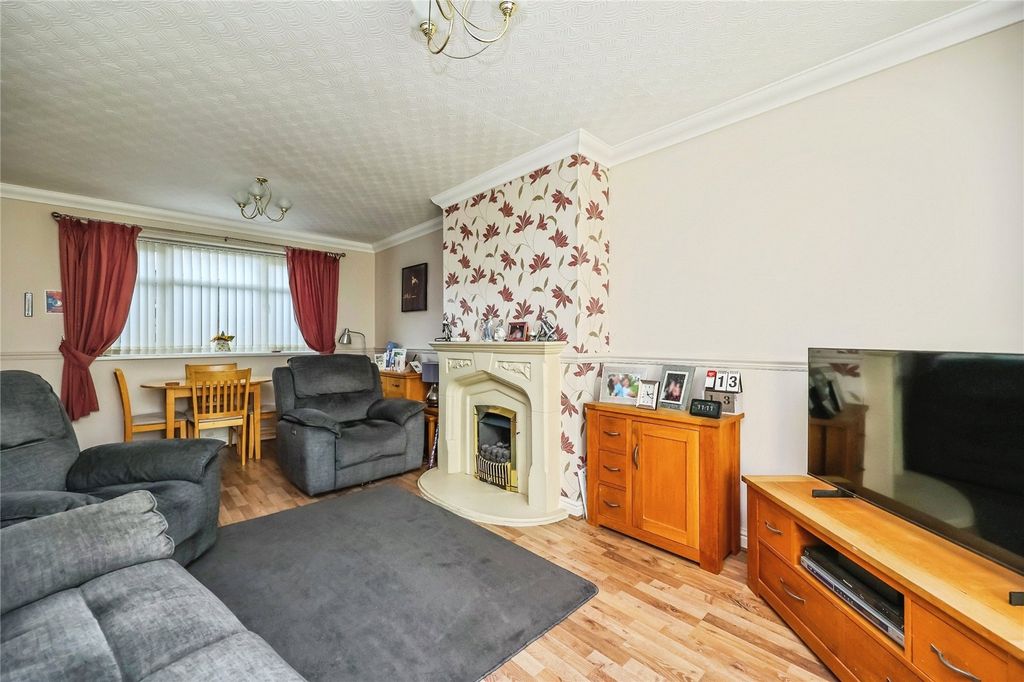 Property photo 3 of 16 Lounge