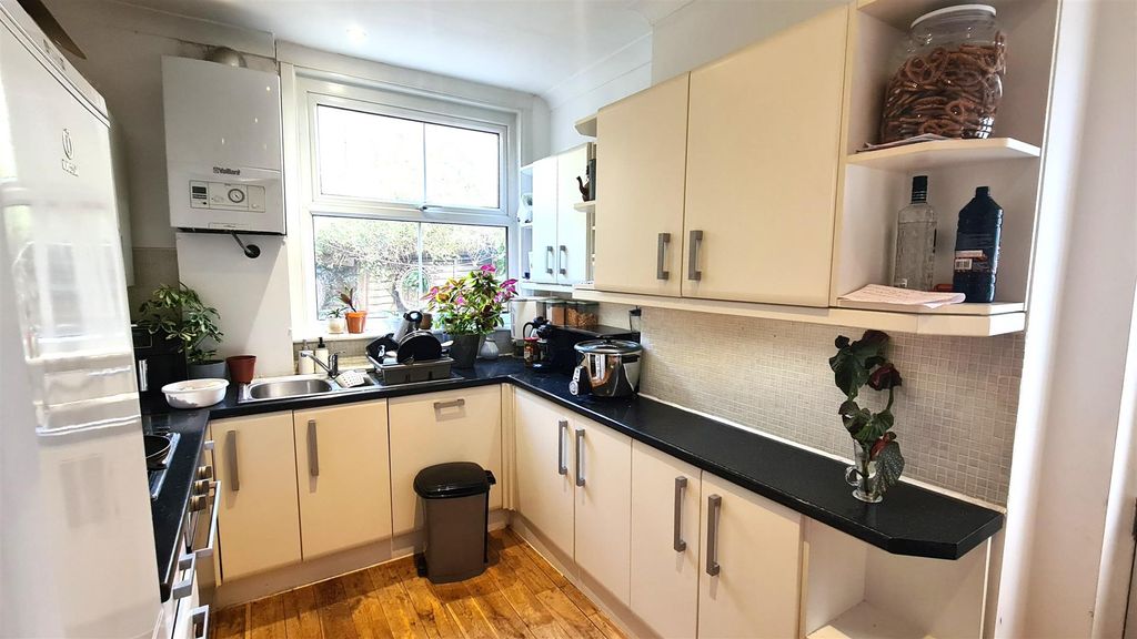 Property photo 3 of 7 Kit
