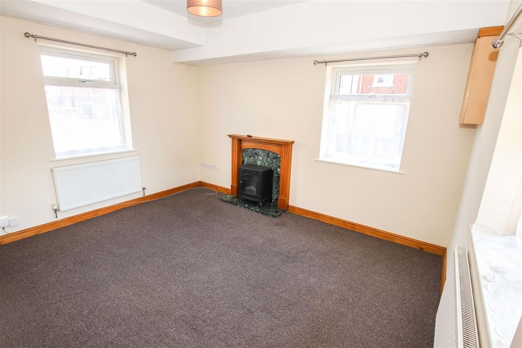 Property photo 2 of 16 Lounge