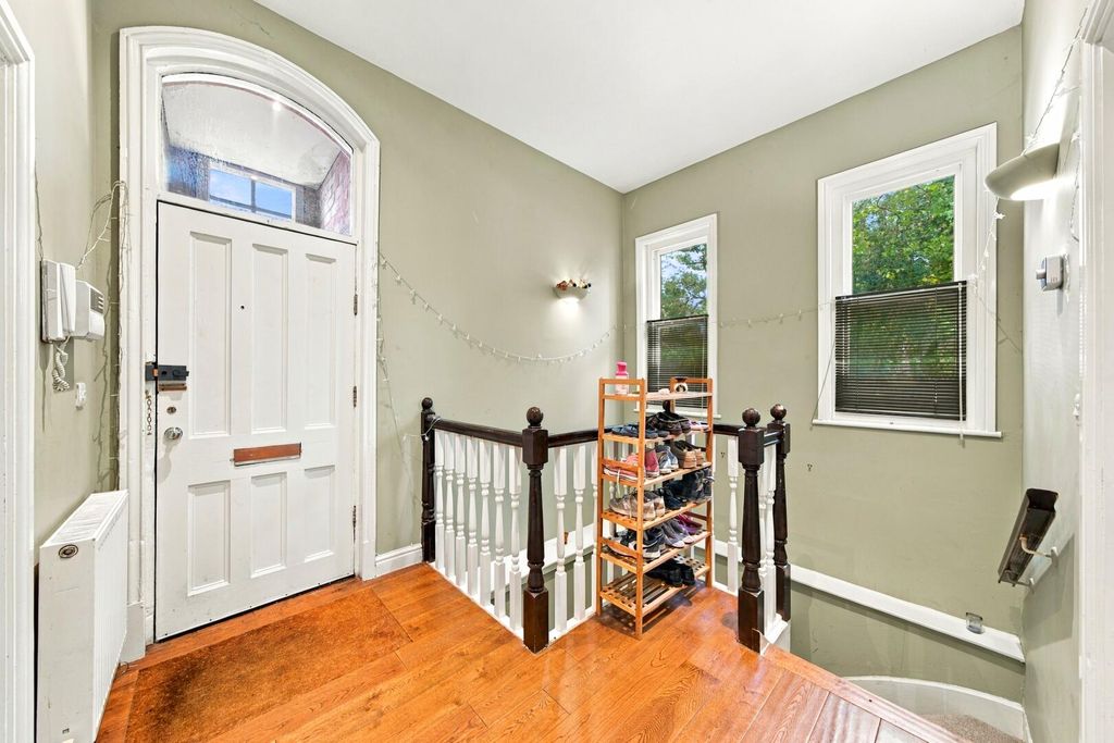 Property photo 3 of 27 Hallway