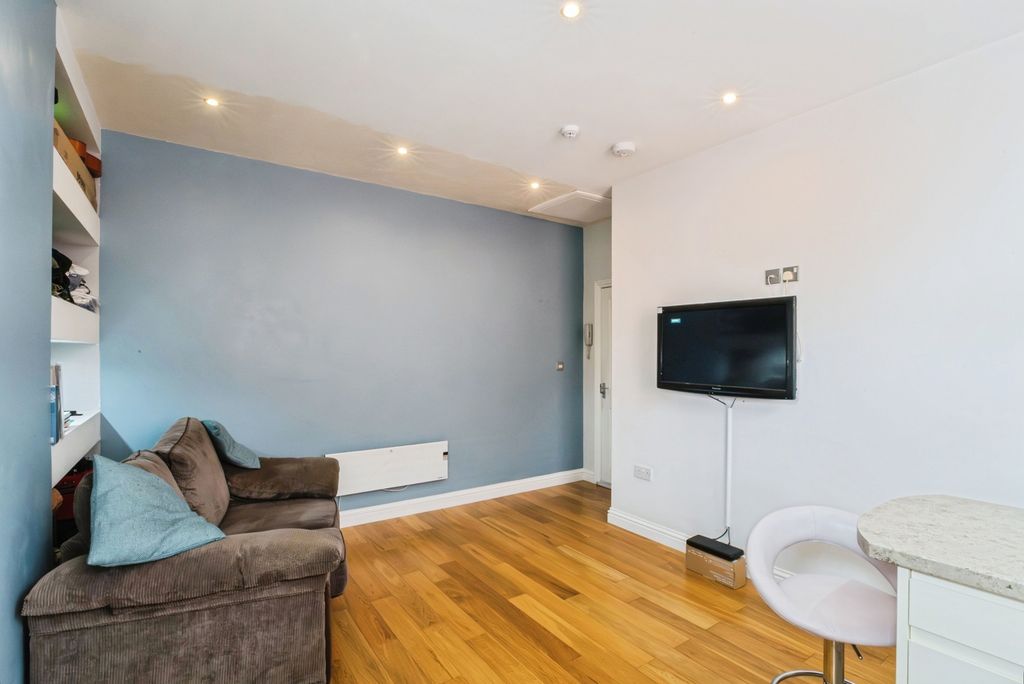 Property photo 3 of 10 Pbox-Img.Jpg
