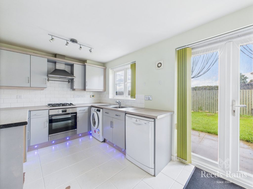 Property photo 2 of 17 Dining Kitchen
