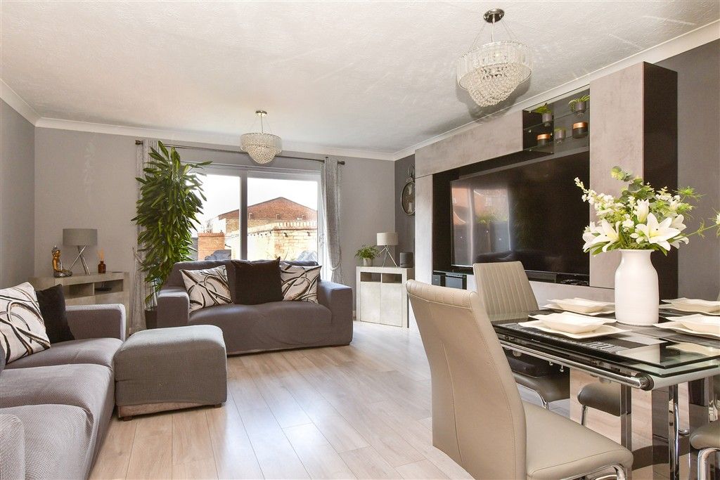 Property photo 3 of 9 Lounge/Diner