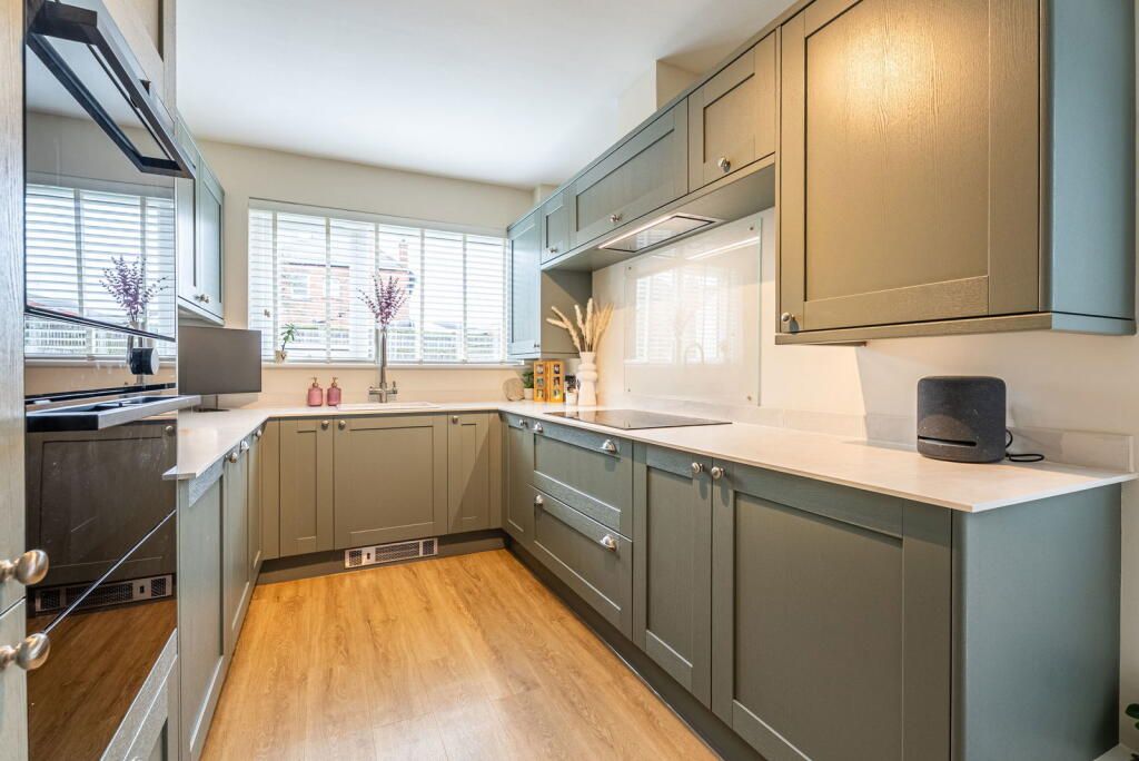 Property photo 1 of 16 F997120A6A307265Efb46B1A5704233d