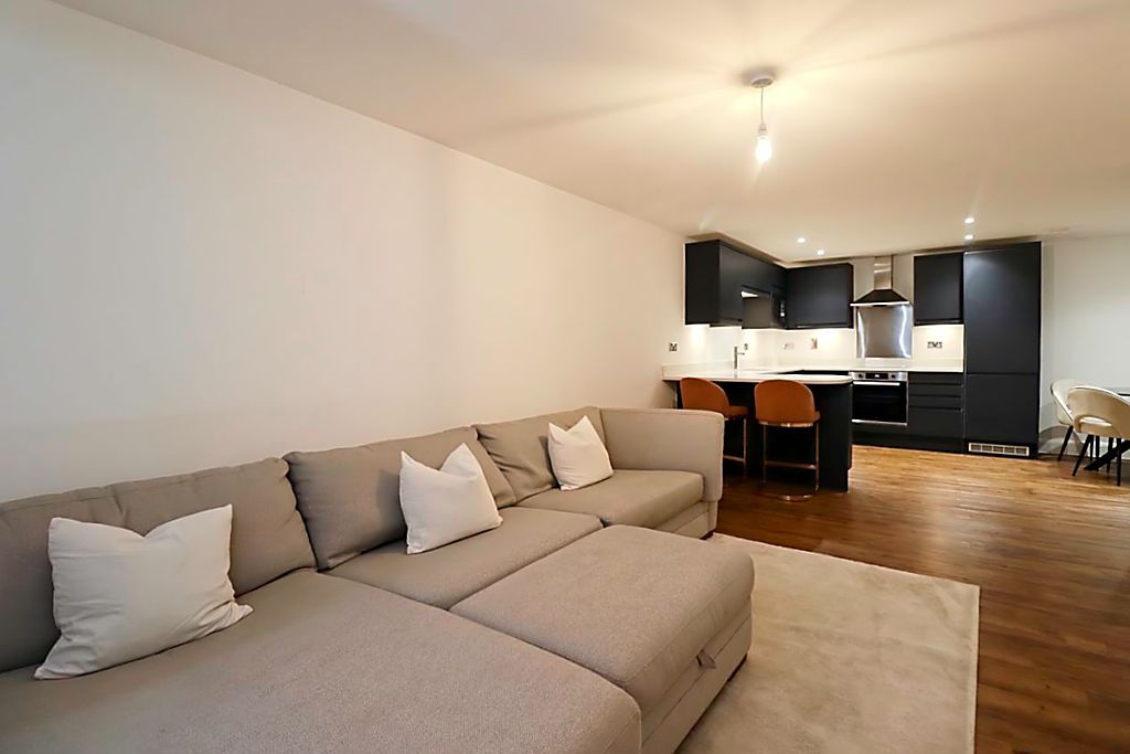 Property photo 1 of 10 Living Room / Kitchen