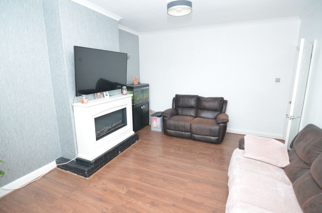 Property photo 3 of 15 Lounge3