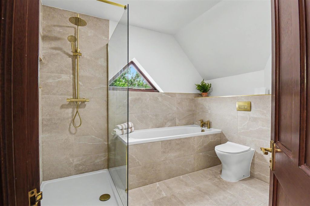 Property photo 3 of 34 Ensuite