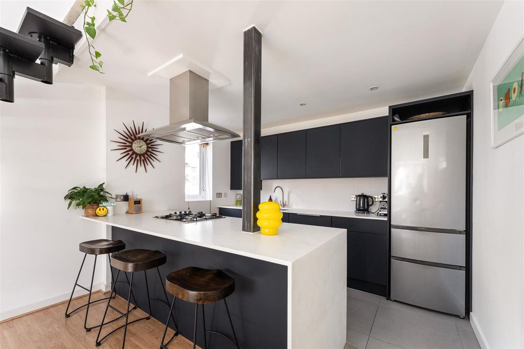 Property photo 2 of 40 Menai Place, E3